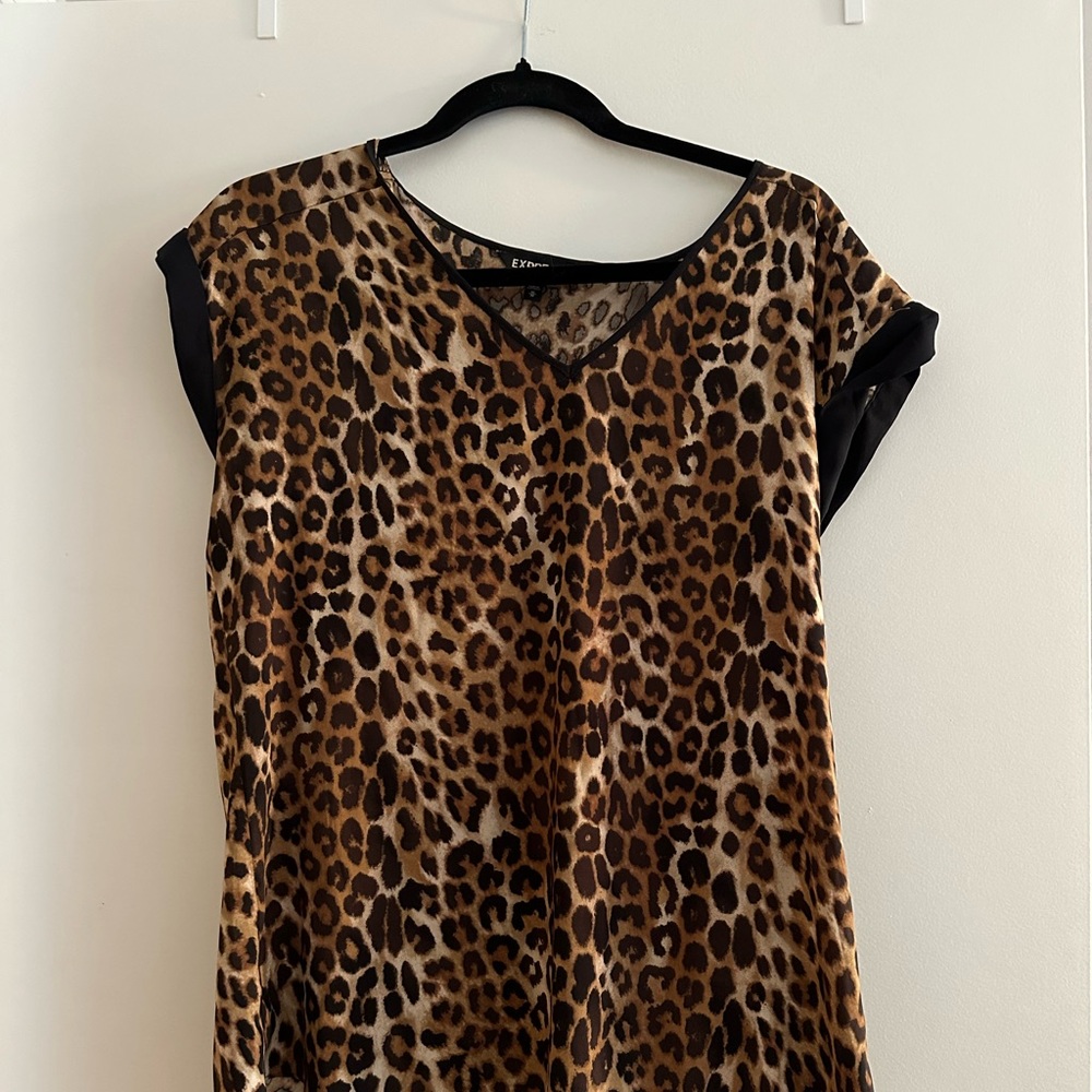 Express Leopard Print V-Neck T-shirt Blouse 96% polyester 4% Spandex